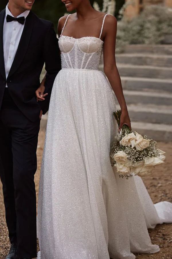 Un abito da sposa in stile country con scollo a cuore e strascico ampio